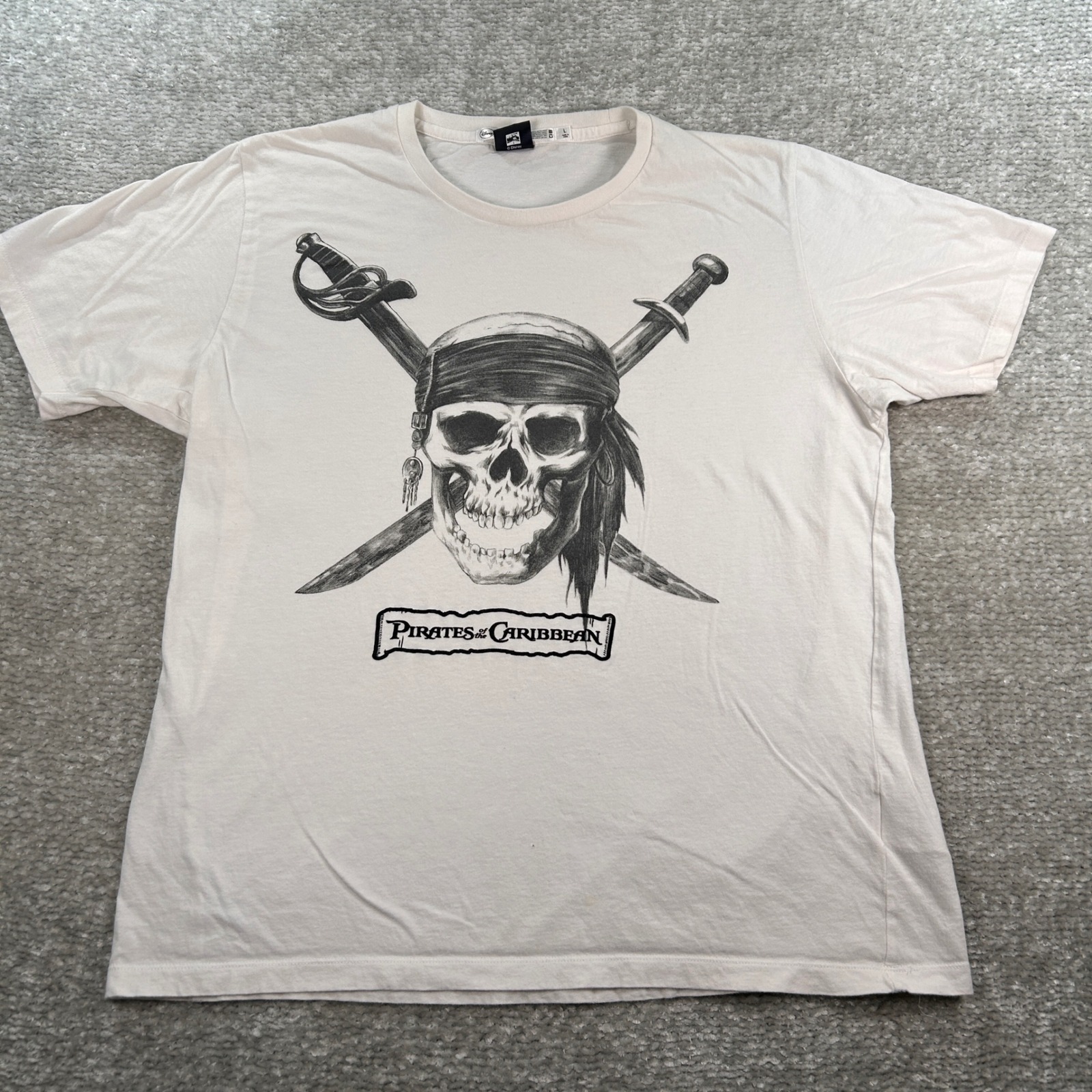 Uniqlo Disney Pirates Of The Caribbean On Stranger Tides TShirt L White Graphic Uniqlo Disney Pirates Of The Caribbean On Stranger Tides TShirt L White Graphic